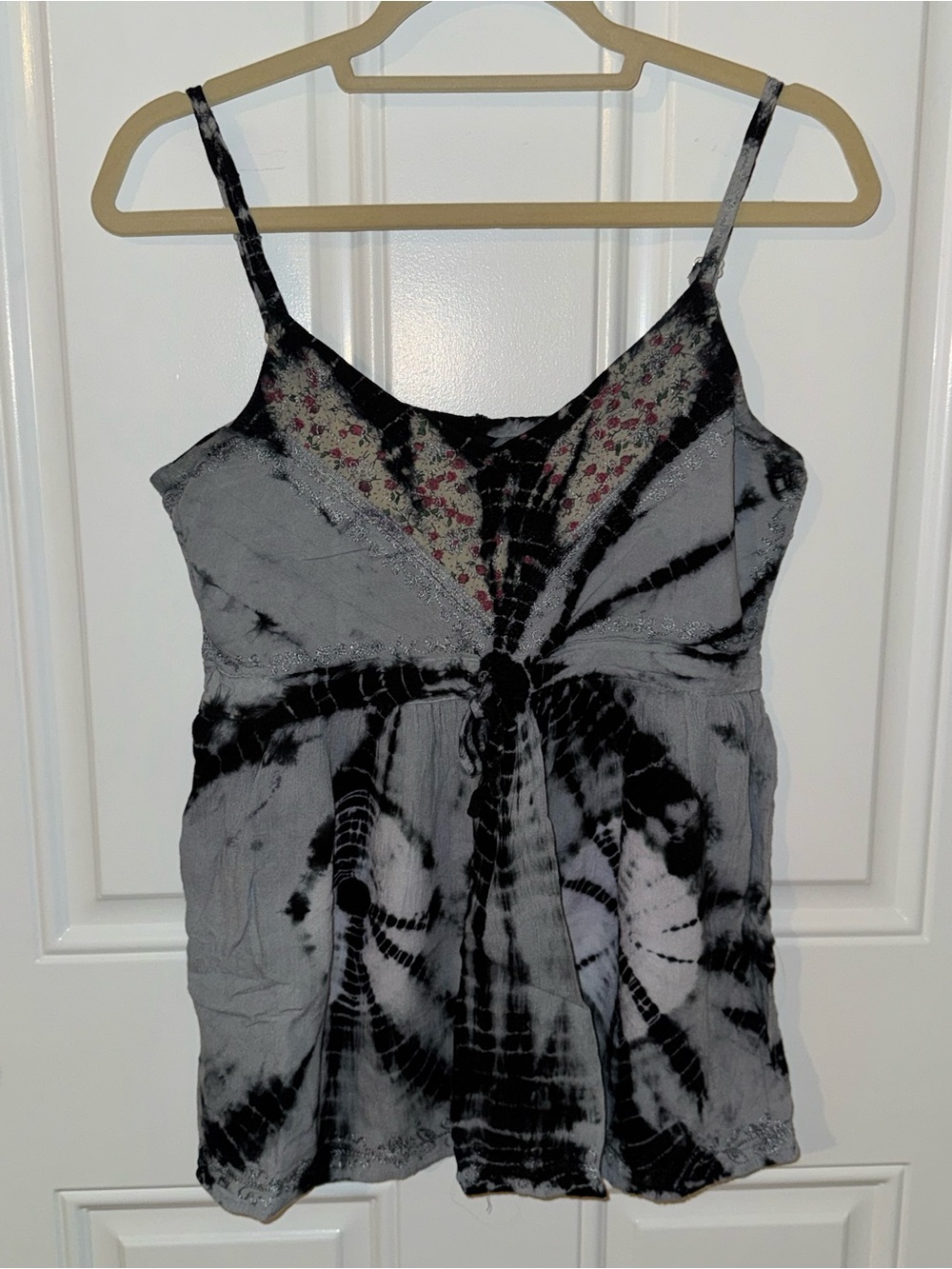 Tie-Dye Y2K Black & Gray Spaghetti-Strap Camisole with Floral Trim